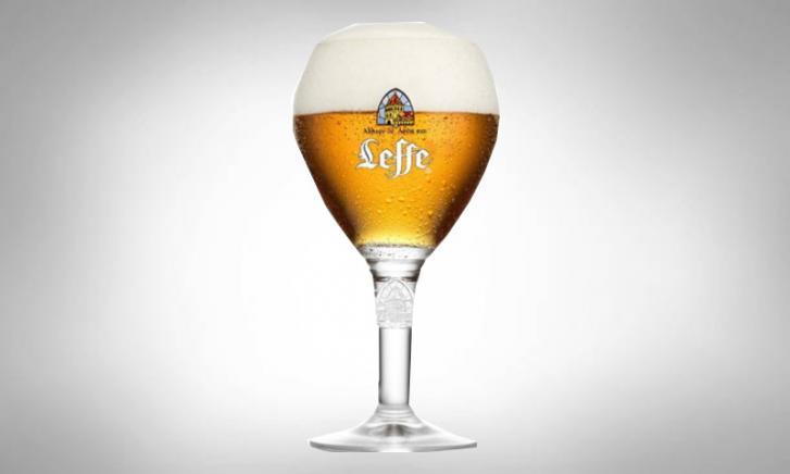 Leffe bierglas witte achtergrond